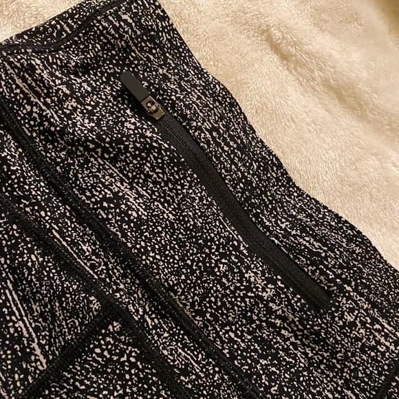 Lululemon Black&White Patterned Cropped Leggings - Picture 3 of 4